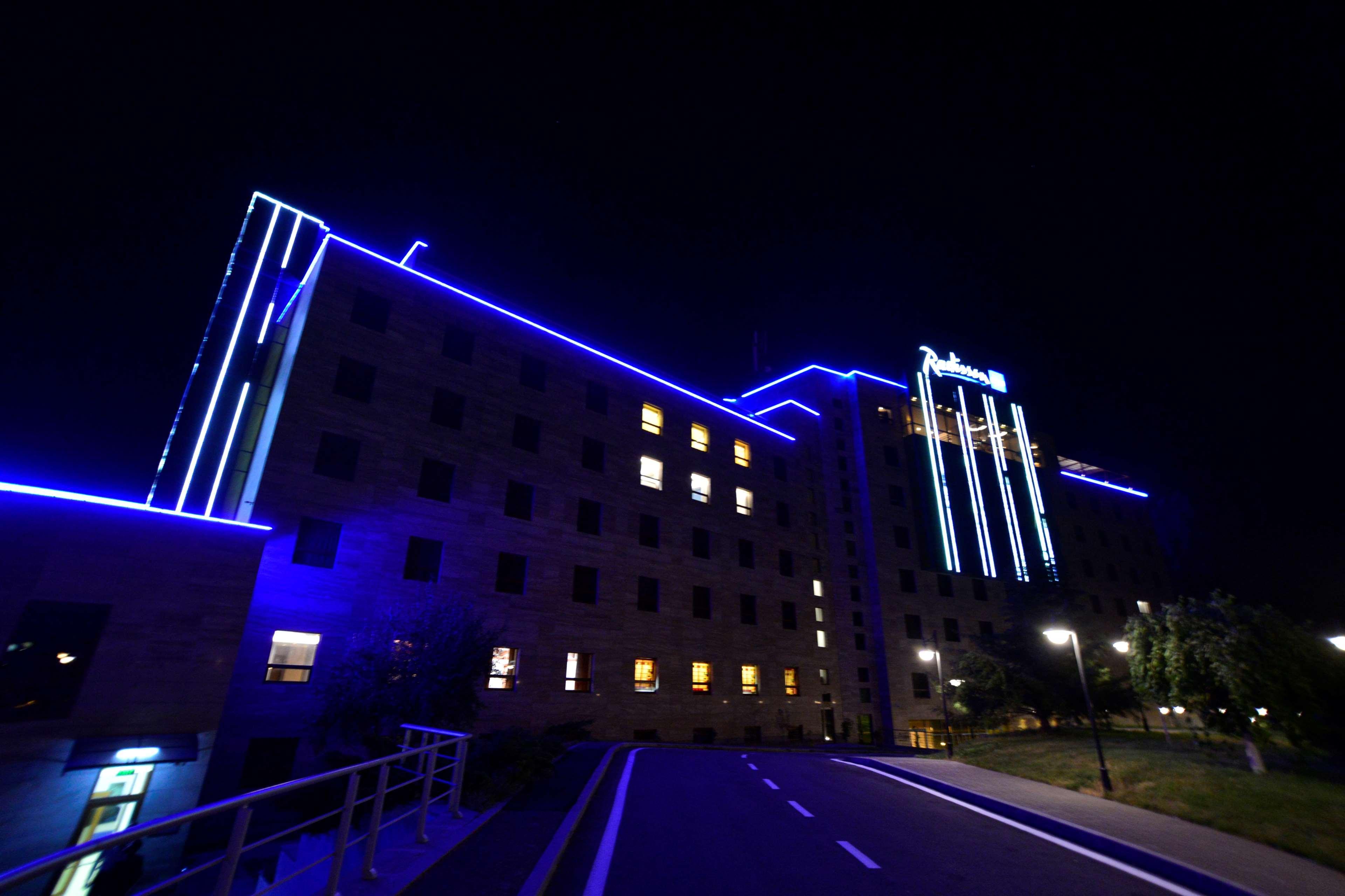 Radisson Blu Hotel Jerevan Exteriör bild The Royal Victoria Hospital at night