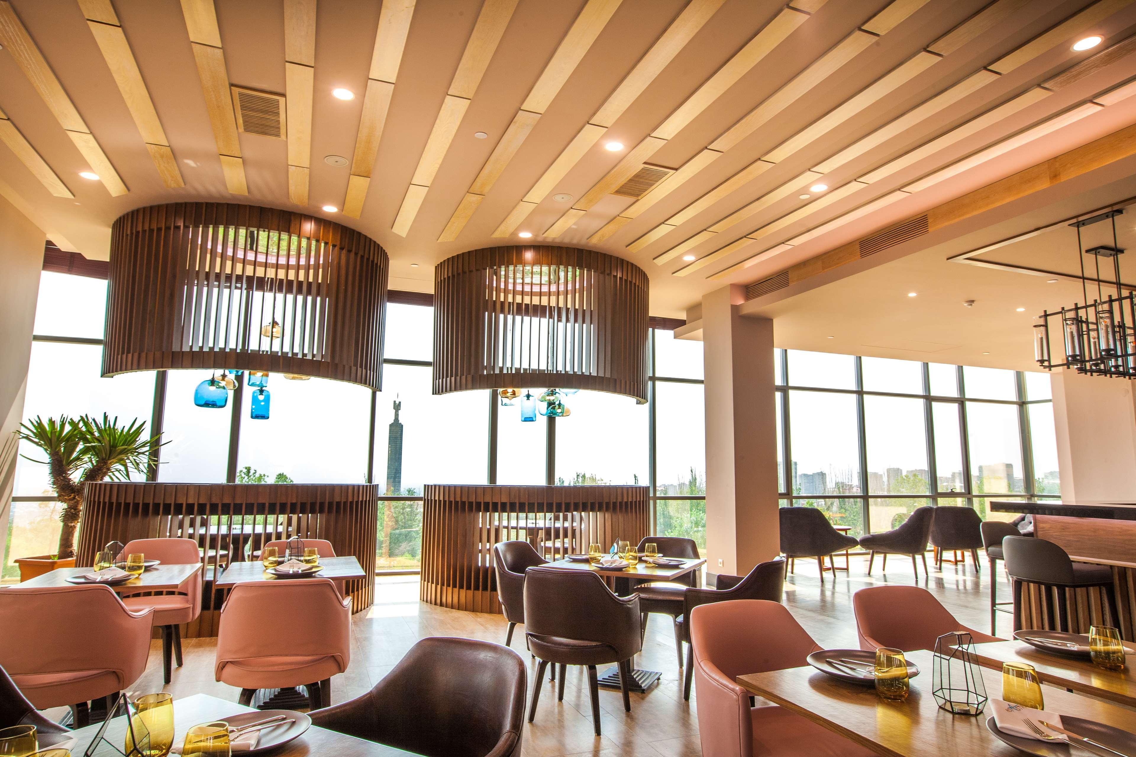 Radisson Blu Hotel Jerevan Exteriör bild The restaurant