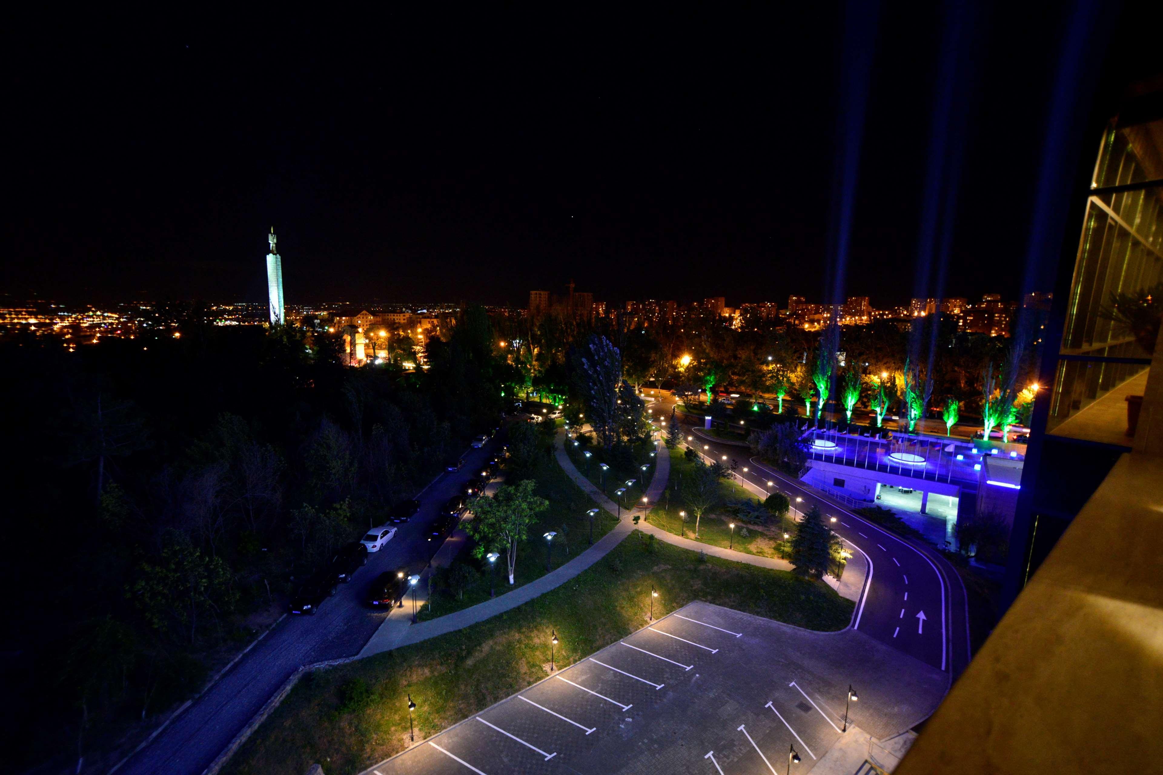 Radisson Blu Hotel Jerevan Exteriör bild The park at night