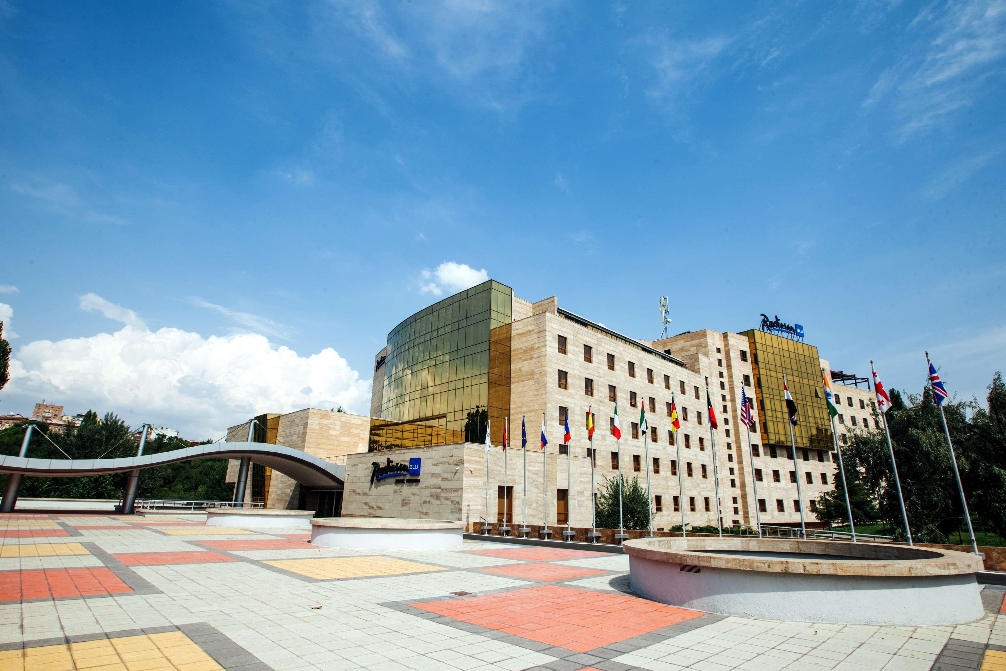 Radisson Blu Hotel Jerevan Exteriör bild The European University Viadana