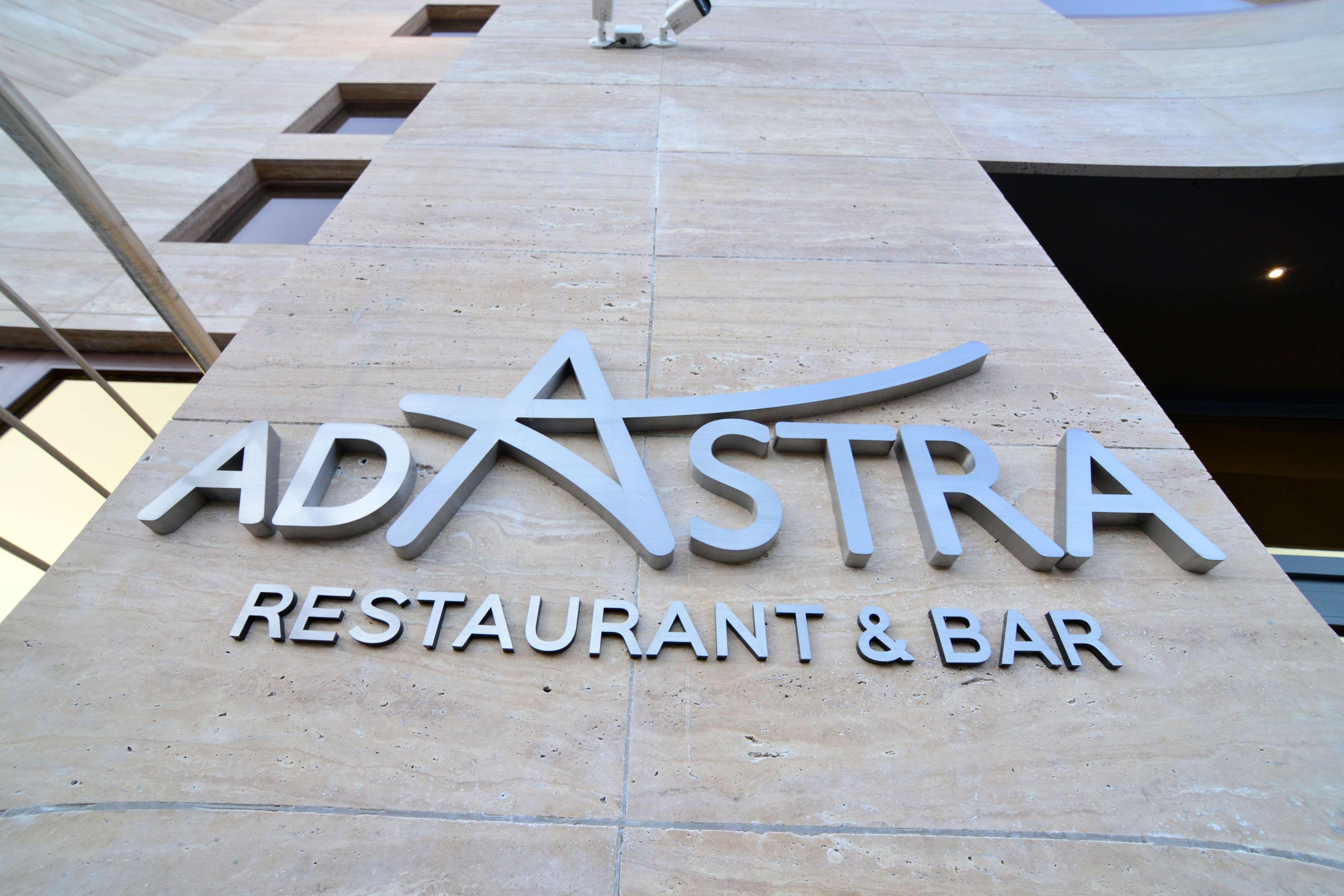 Radisson Blu Hotel Jerevan Exteriör bild Ad Astra Restaurant and Bar