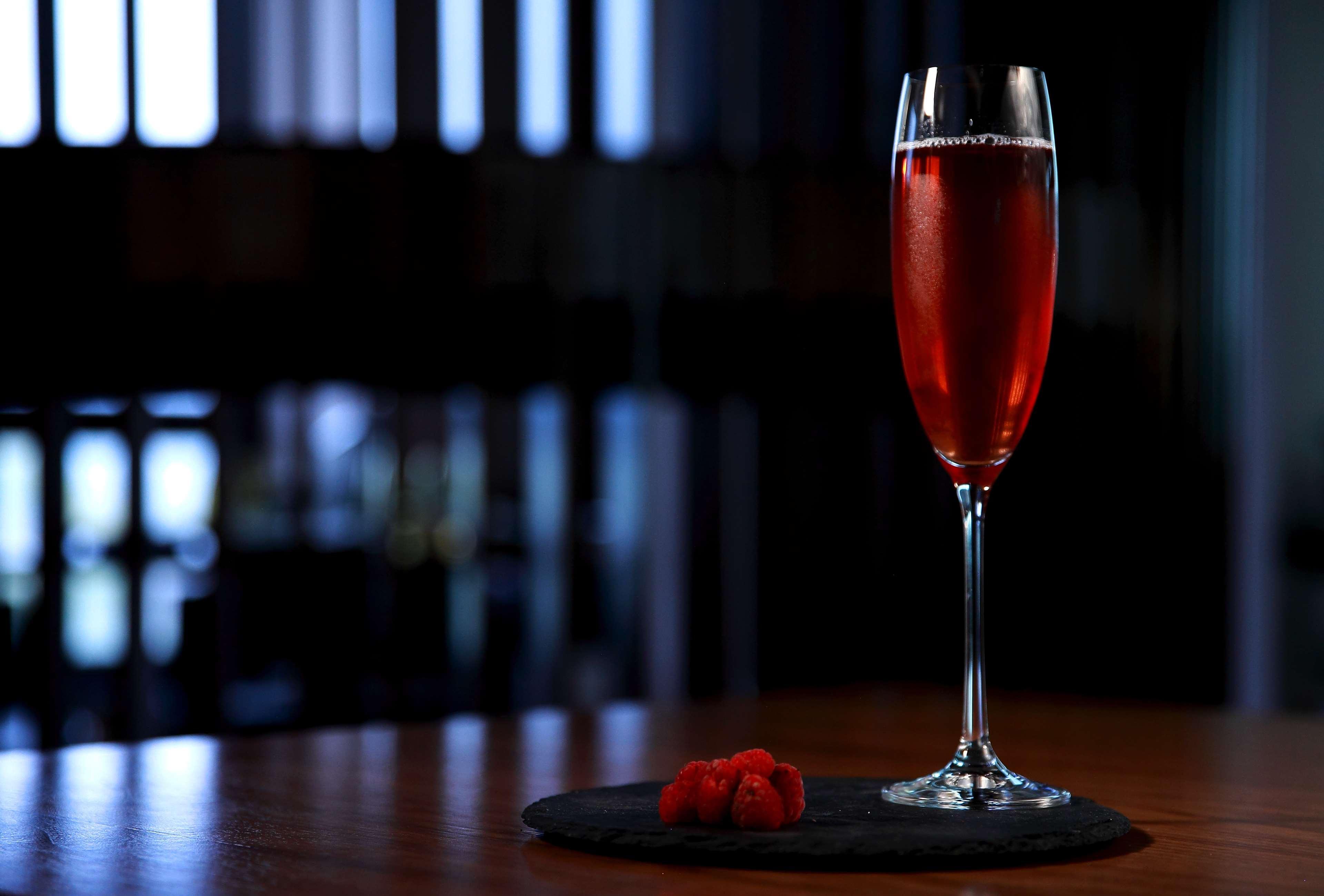 Radisson Blu Hotel Jerevan Exteriör bild A Kir Royale