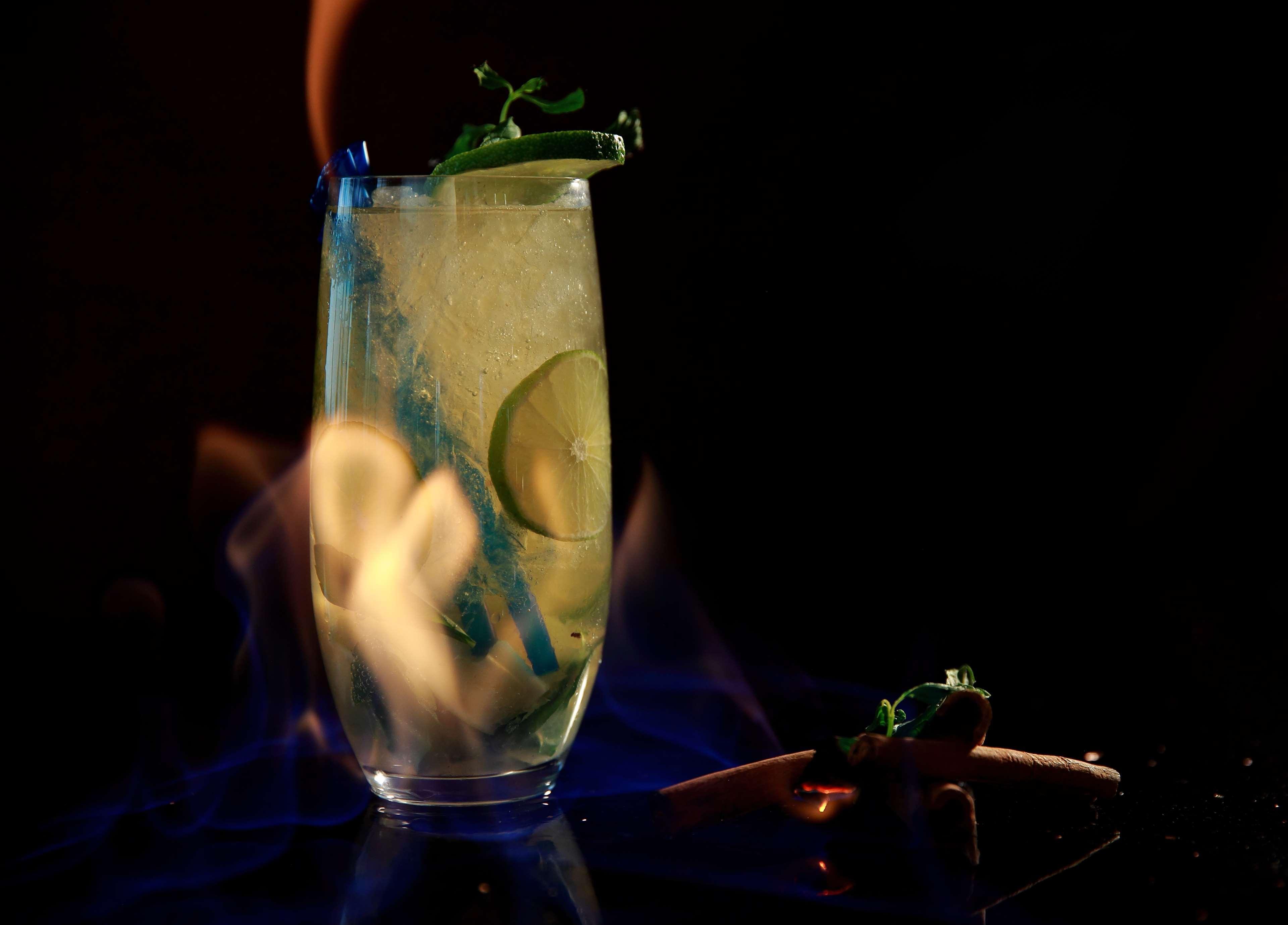 Radisson Blu Hotel Jerevan Exteriör bild A flaming lime