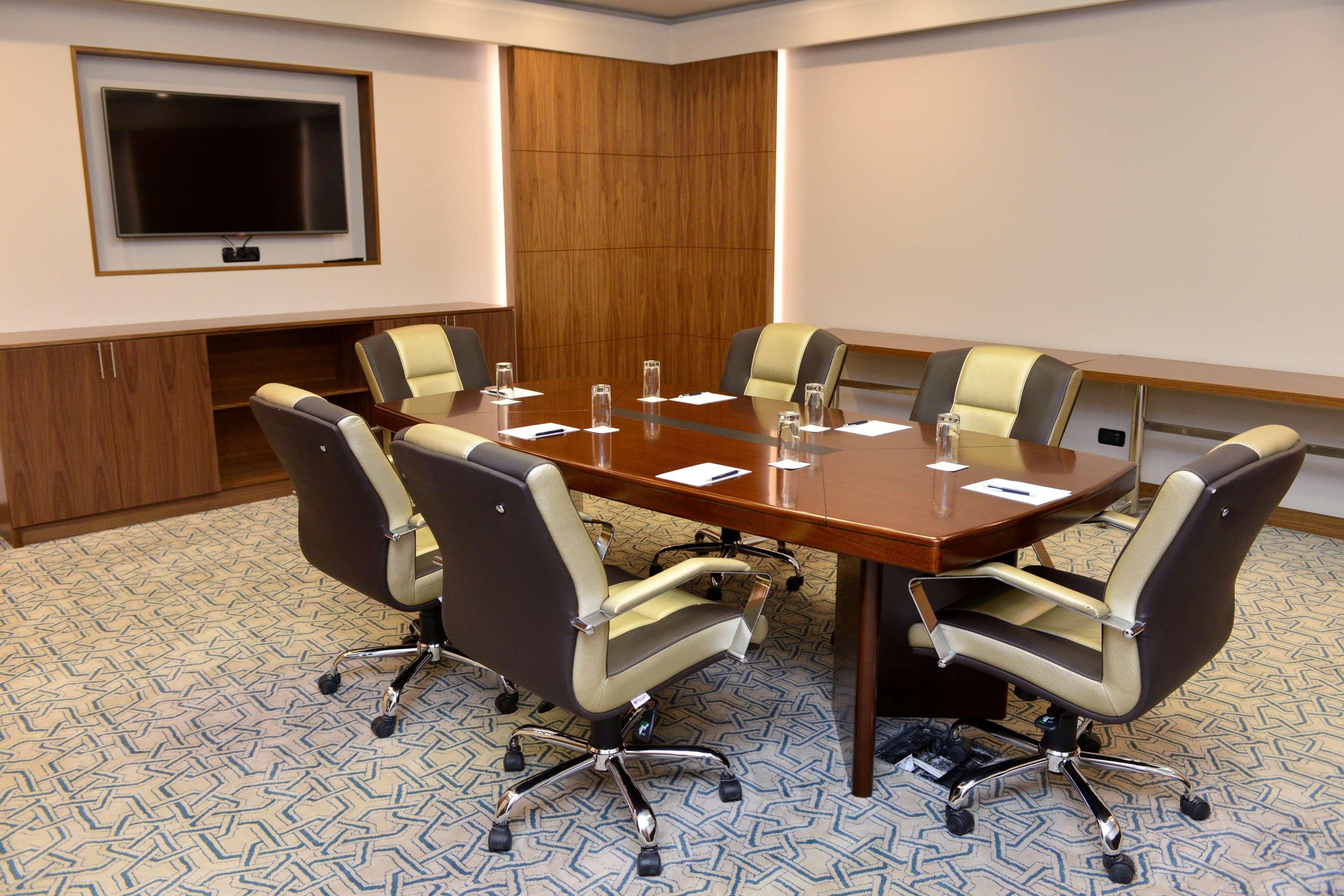 Radisson Blu Hotel Jerevan Exteriör bild A boardroom