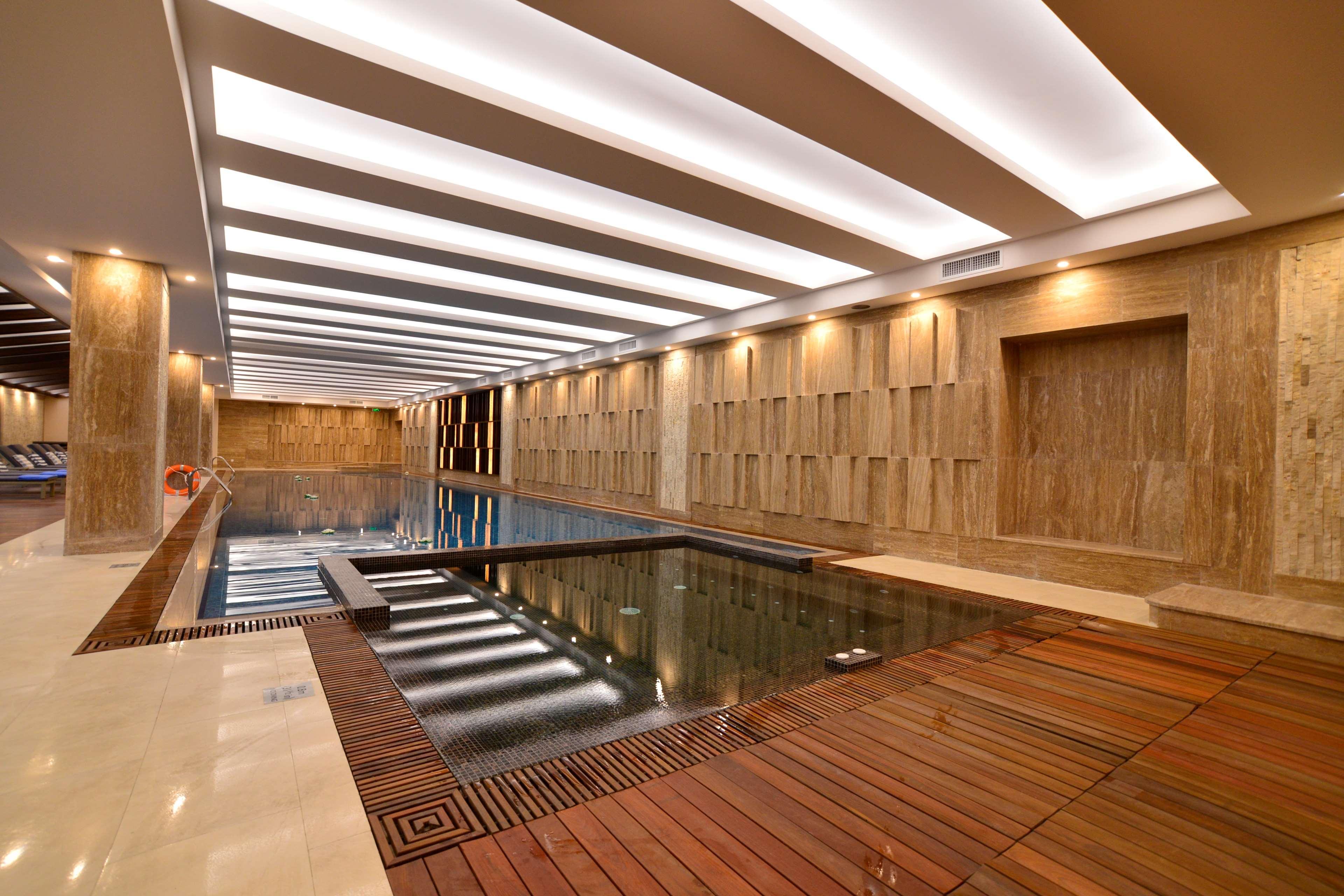 Radisson Blu Hotel Jerevan Exteriör bild The swimming pool at the hotel