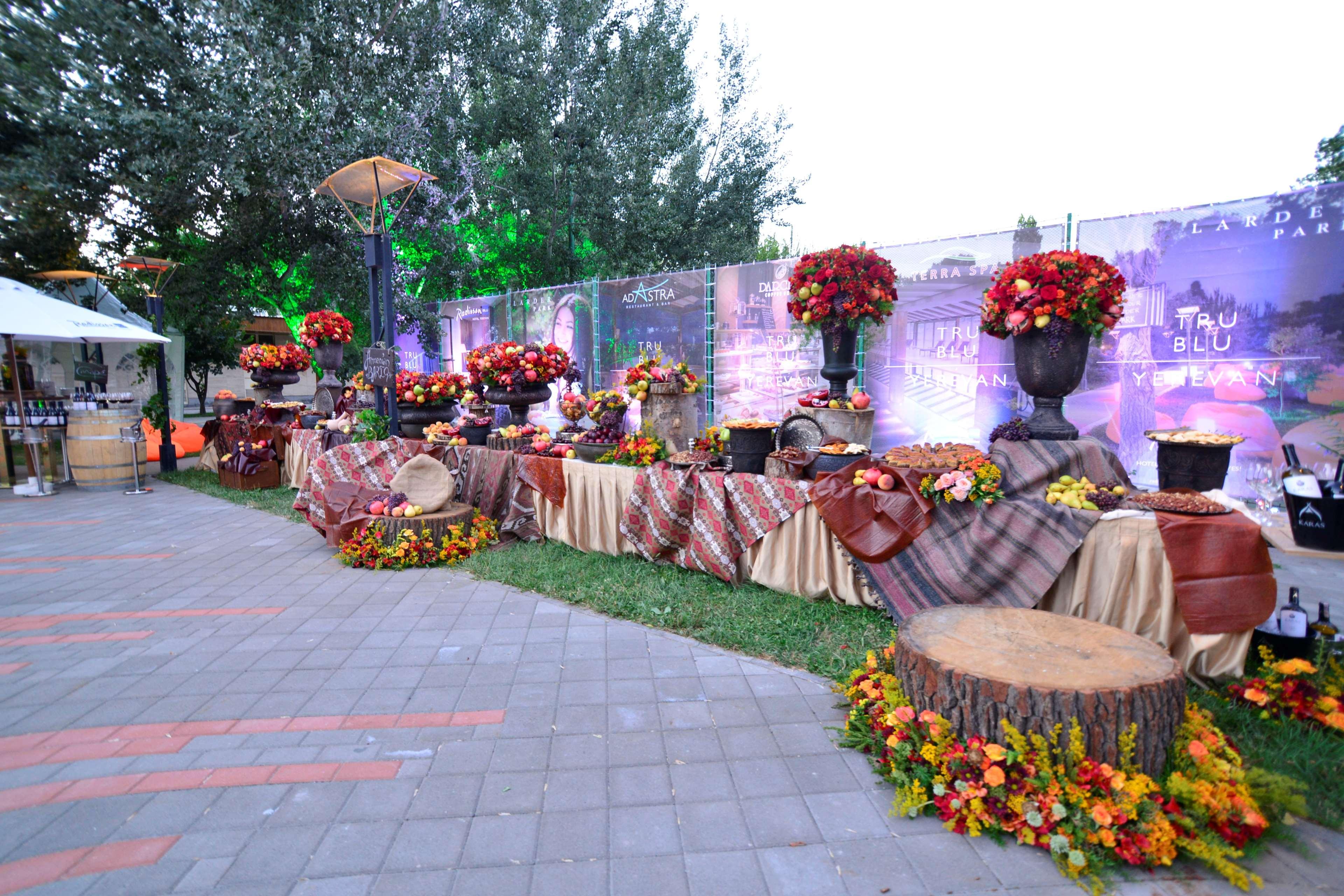 Radisson Blu Hotel Jerevan Exteriör bild A buffet at a wedding reception
