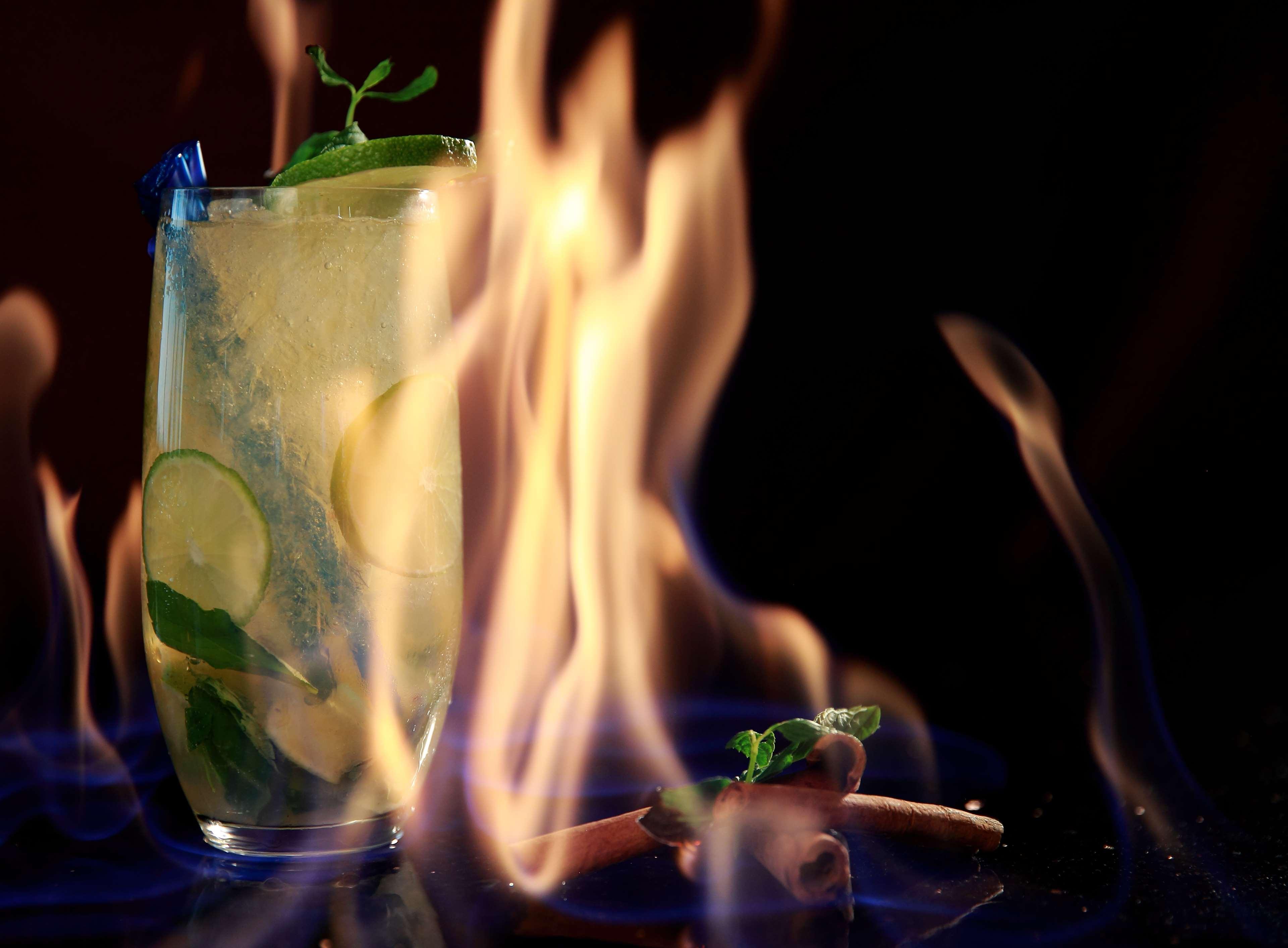 Radisson Blu Hotel Jerevan Exteriör bild Flaming Mojito