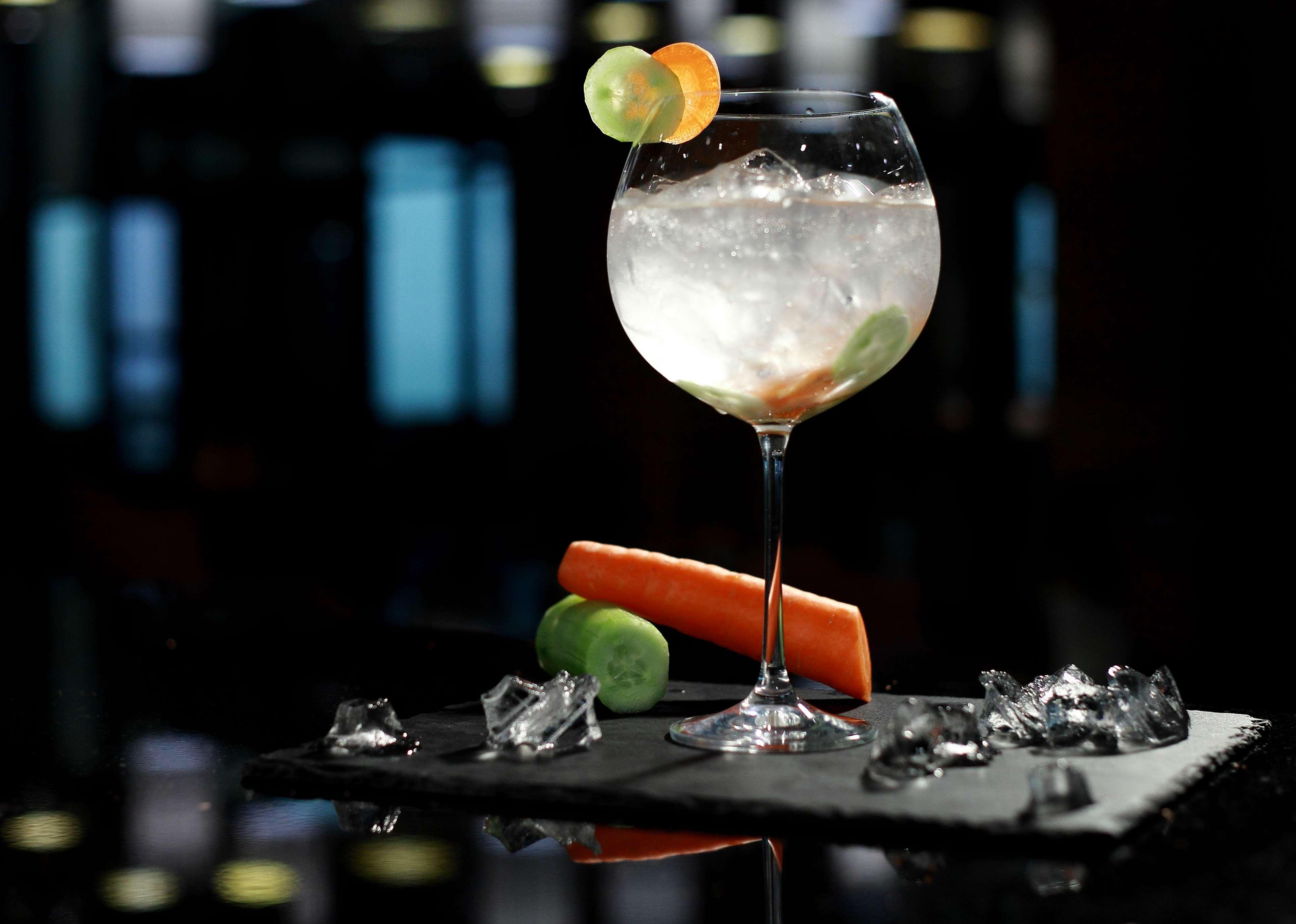 Radisson Blu Hotel Jerevan Exteriör bild A G&T served in a balloon glass