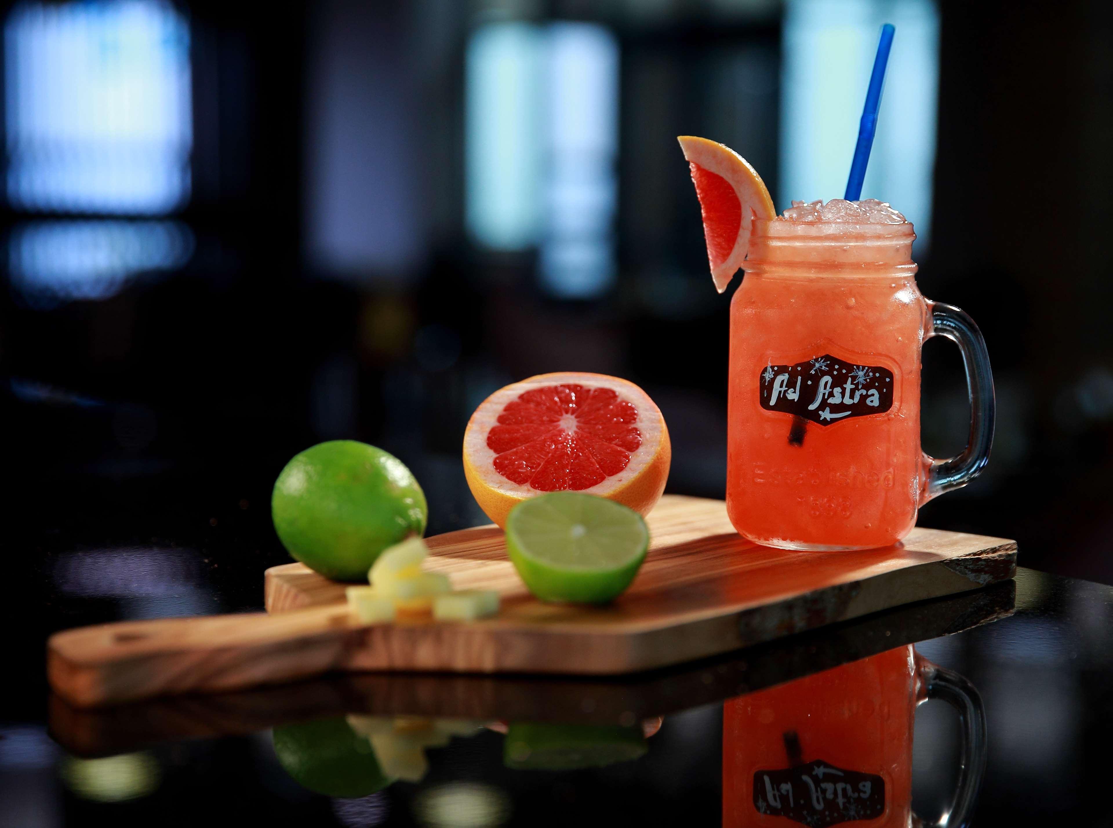 Radisson Blu Hotel Jerevan Exteriör bild A grapefruit margarita
