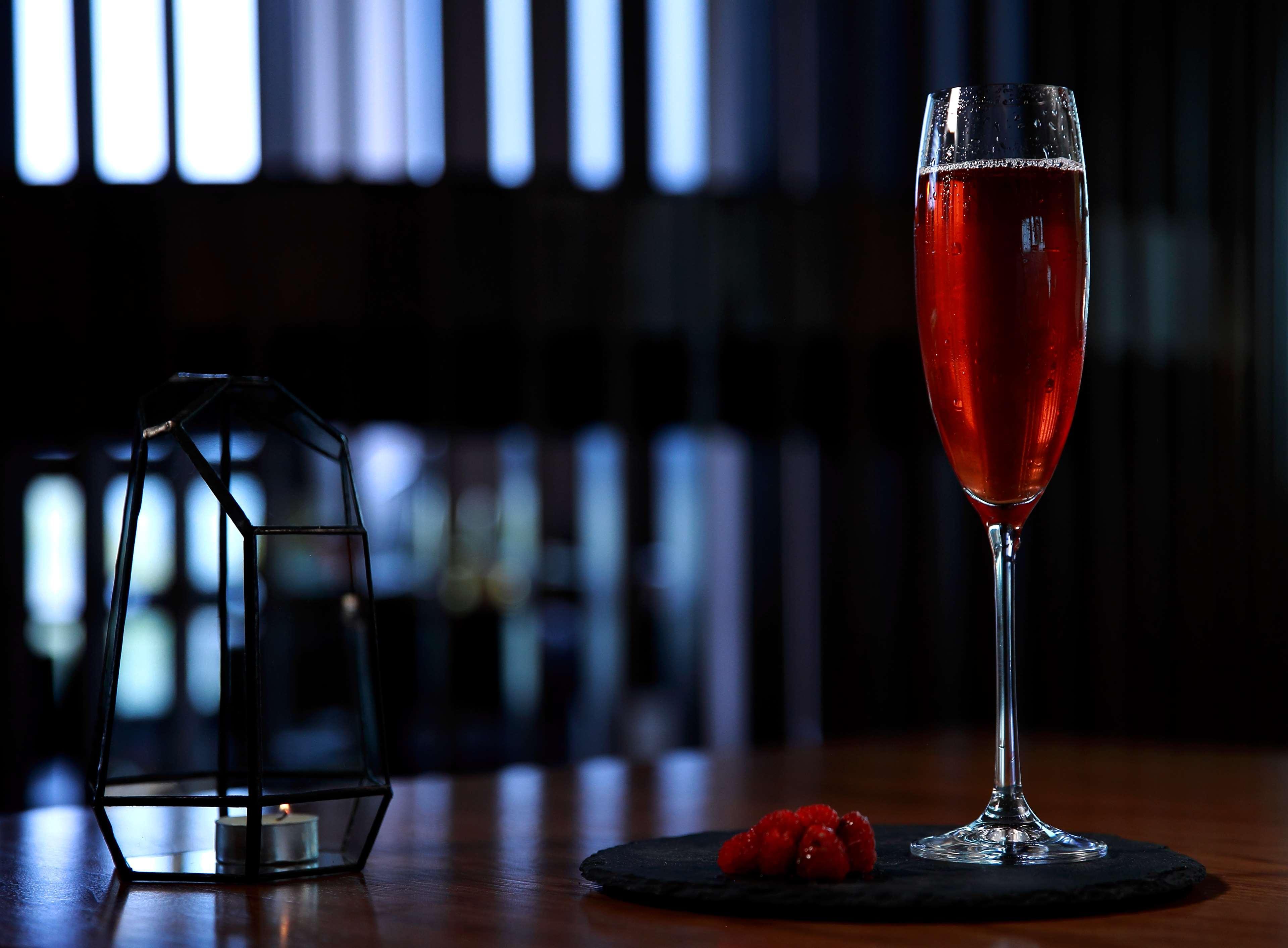 Radisson Blu Hotel Jerevan Exteriör bild A Kir Royale
