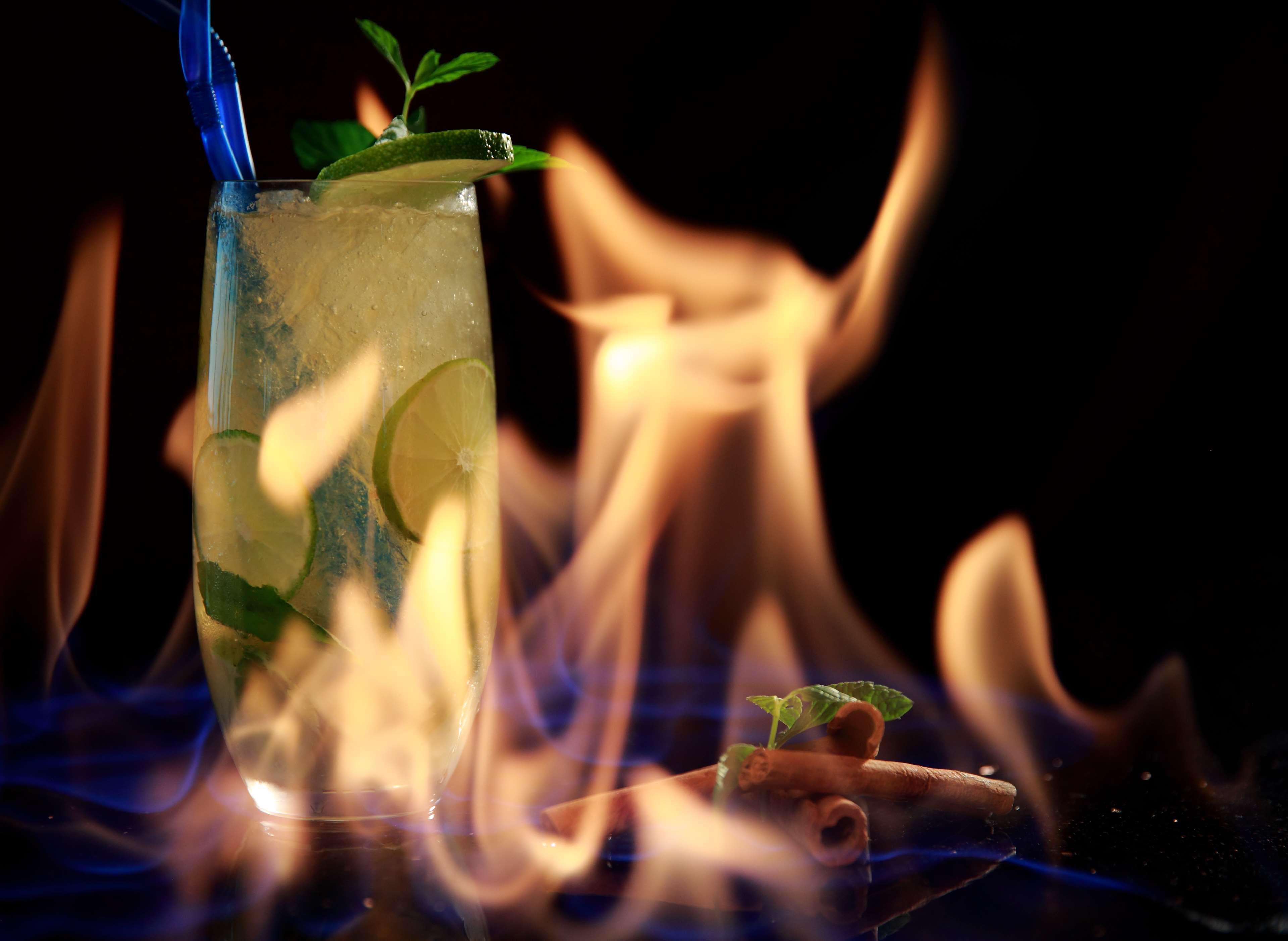 Radisson Blu Hotel Jerevan Exteriör bild A flaming Mojito