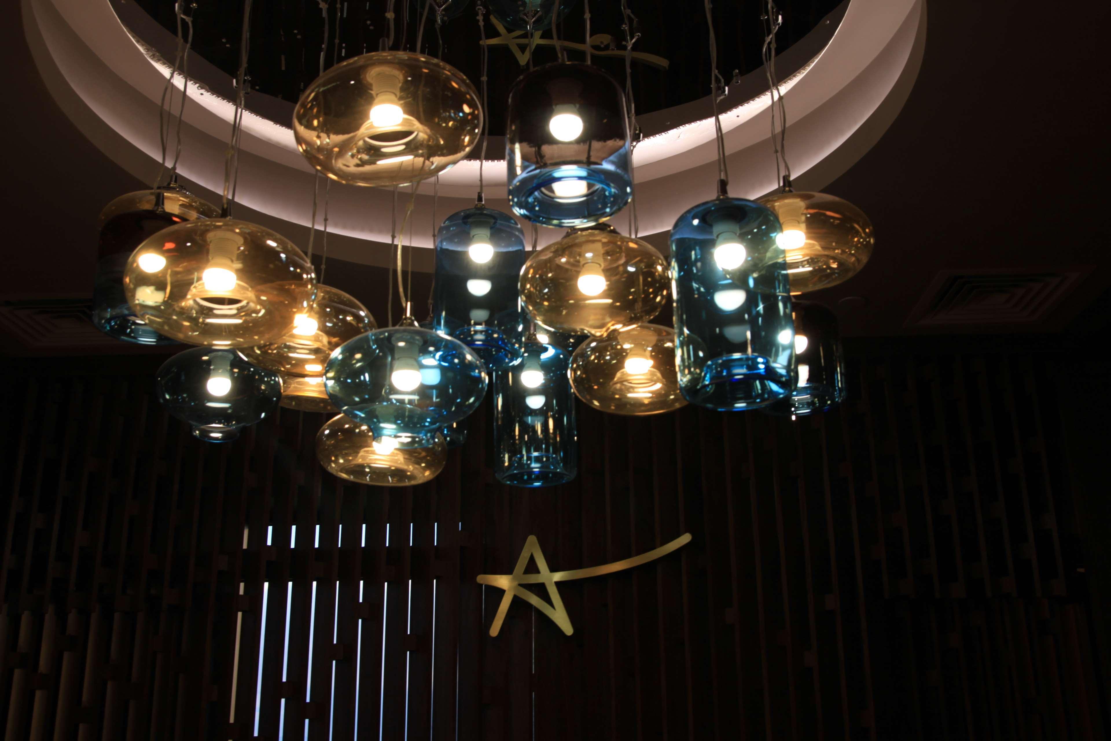 Radisson Blu Hotel Jerevan Exteriör bild The chandelier at the lobby of the hotel