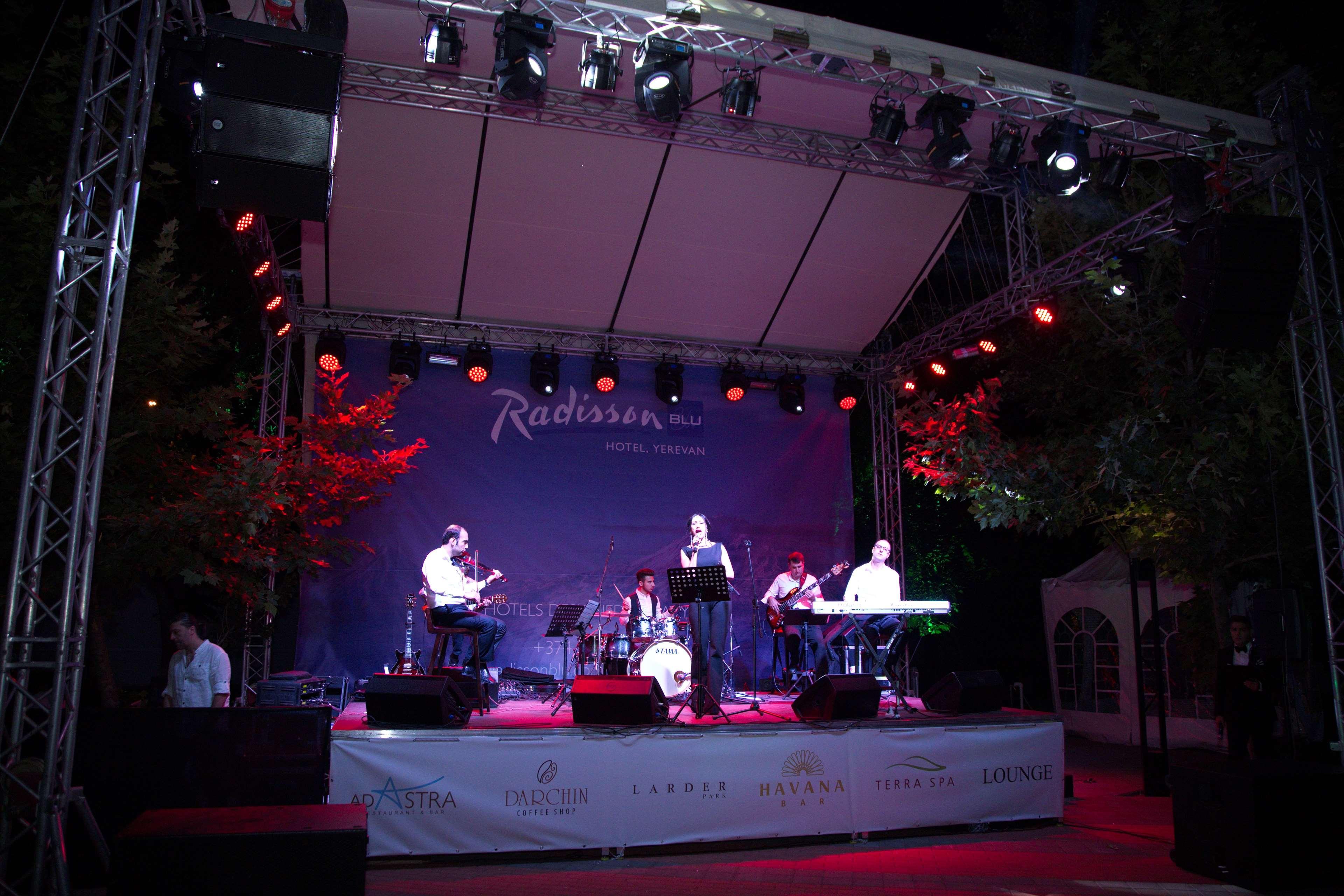 Radisson Blu Hotel Jerevan Exteriör bild The stage of the festival