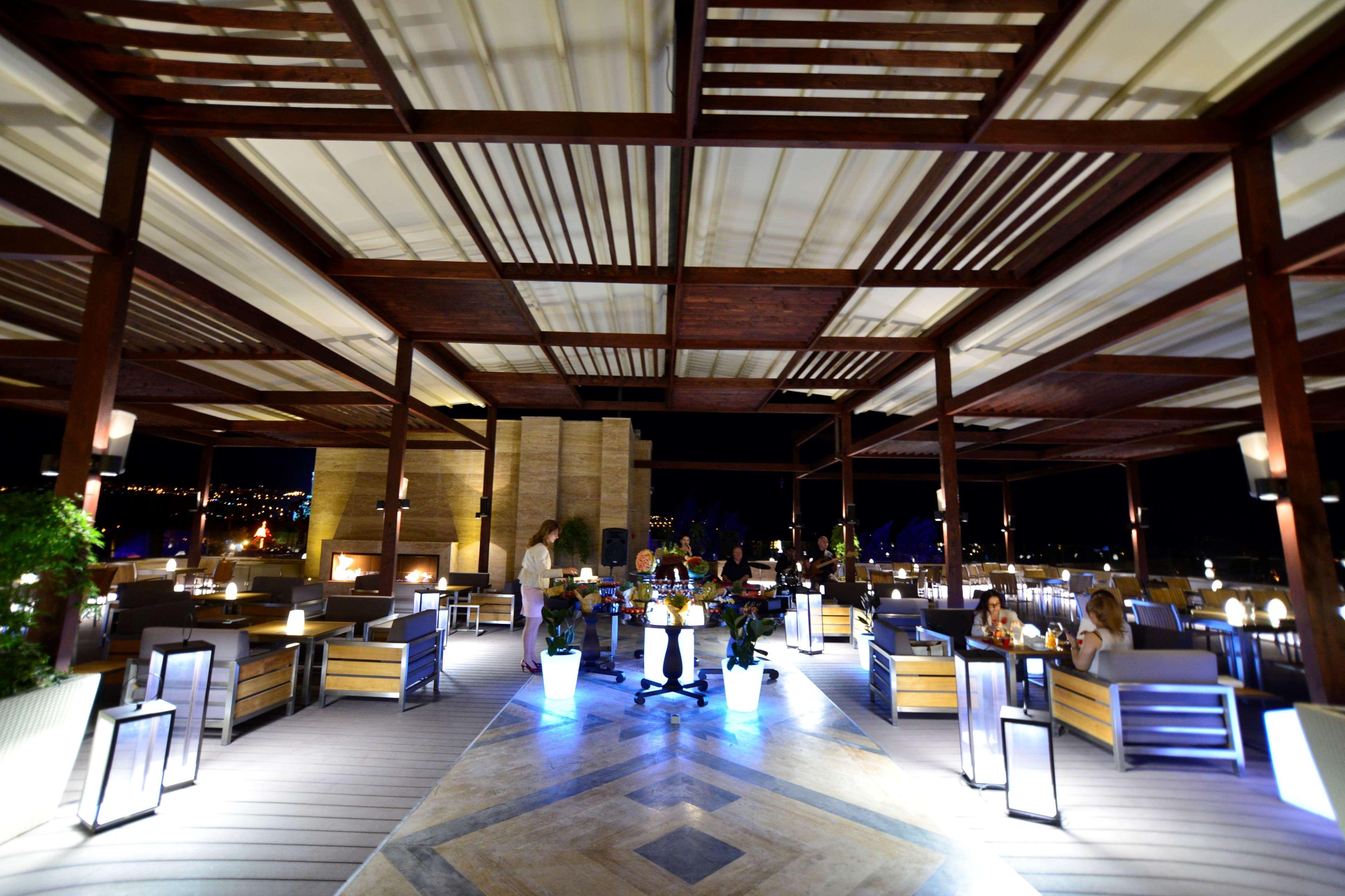 Radisson Blu Hotel Jerevan Exteriör bild The restaurant at the top of the hotel