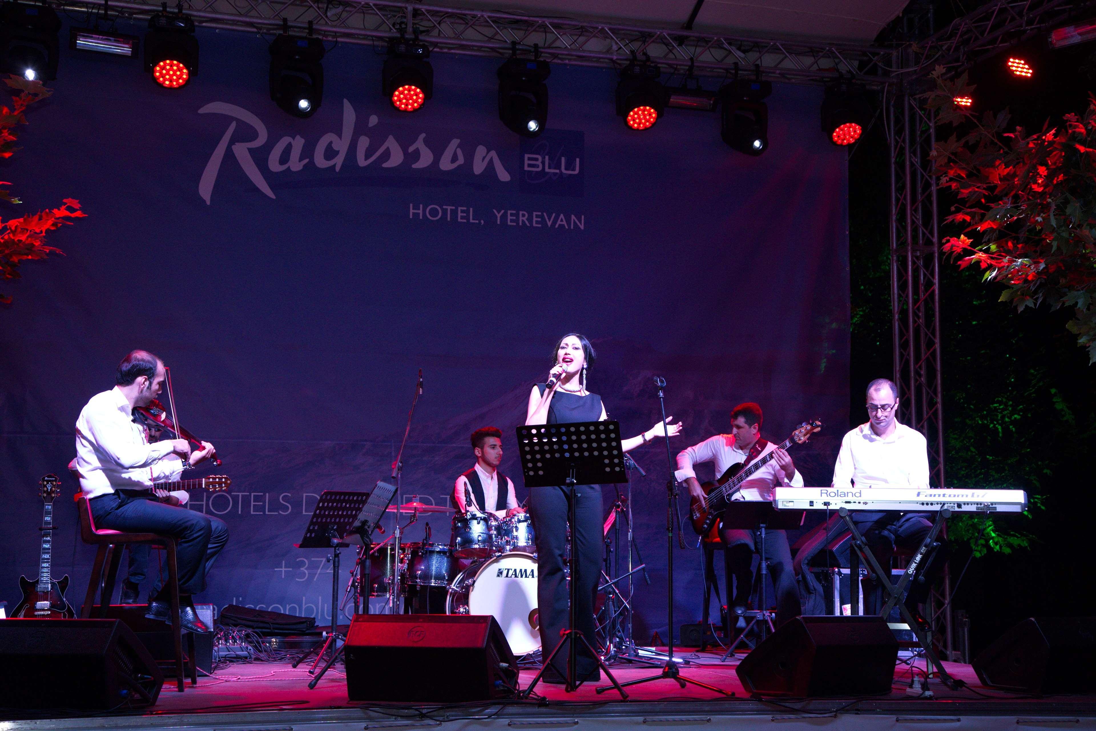 Radisson Blu Hotel Jerevan Exteriör bild The band in 2015