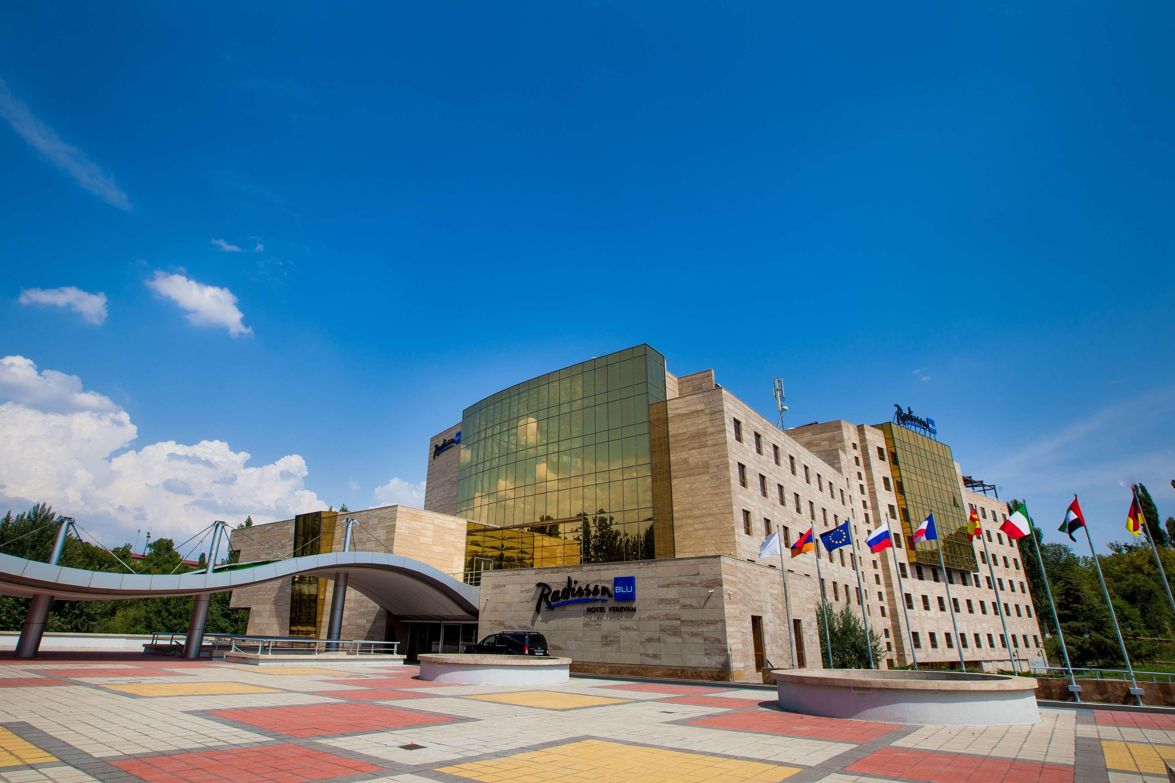 Radisson Blu Hotel Jerevan Exteriör bild The European University of Sofia