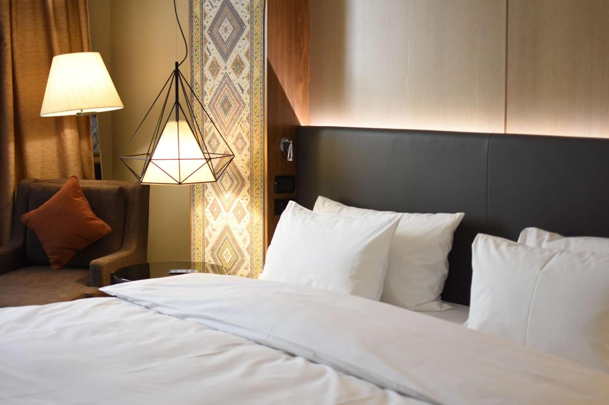 Radisson Blu Hotel Jerevan Exteriör bild A bed with white sheets