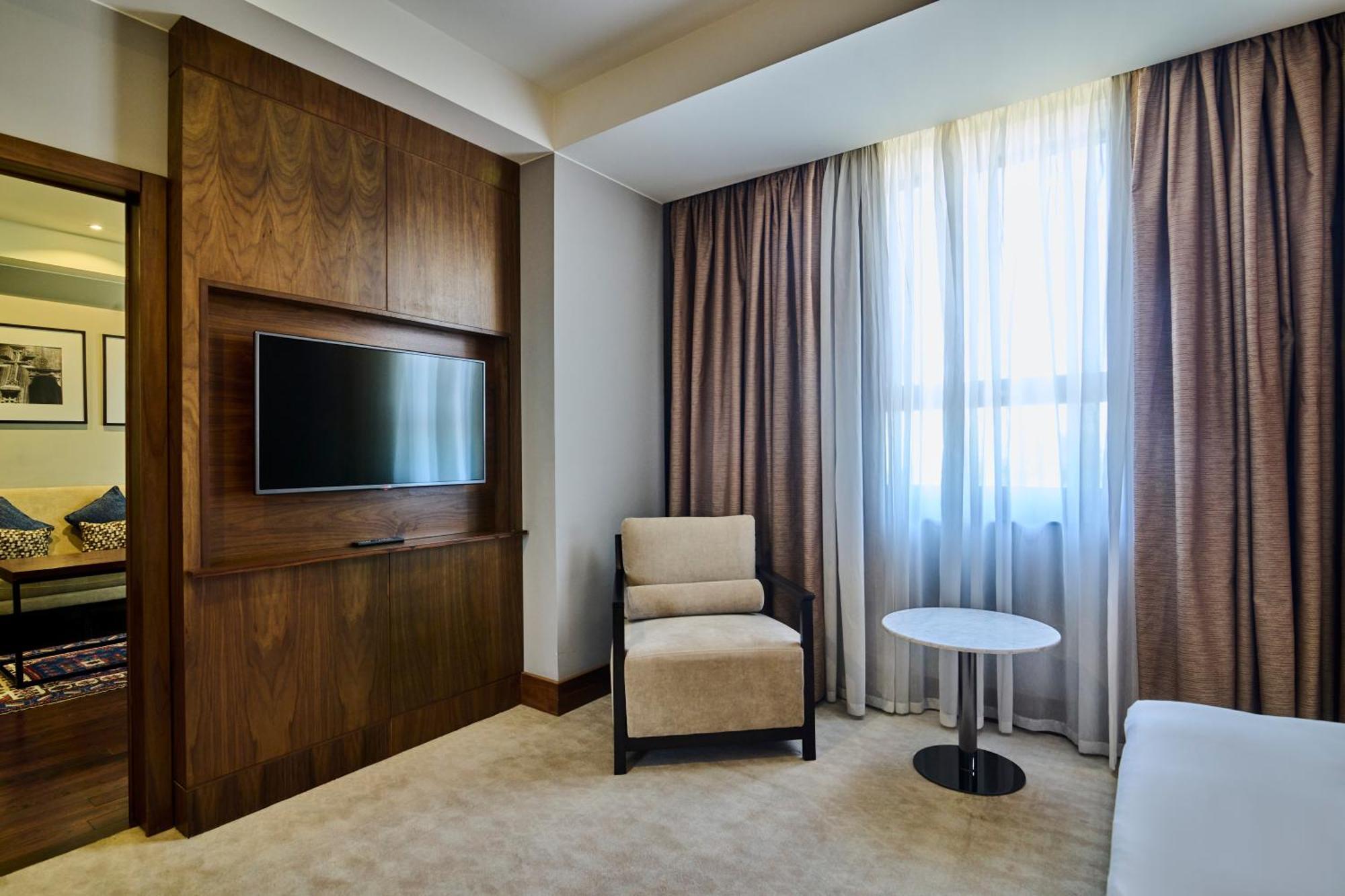 Radisson Blu Hotel Jerevan Exteriör bild A room at the hotel