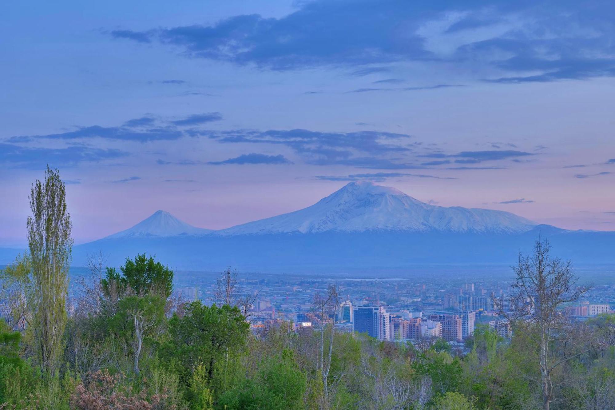 Radisson Blu Hotel Jerevan Exteriör bild View of Mount Si from the west