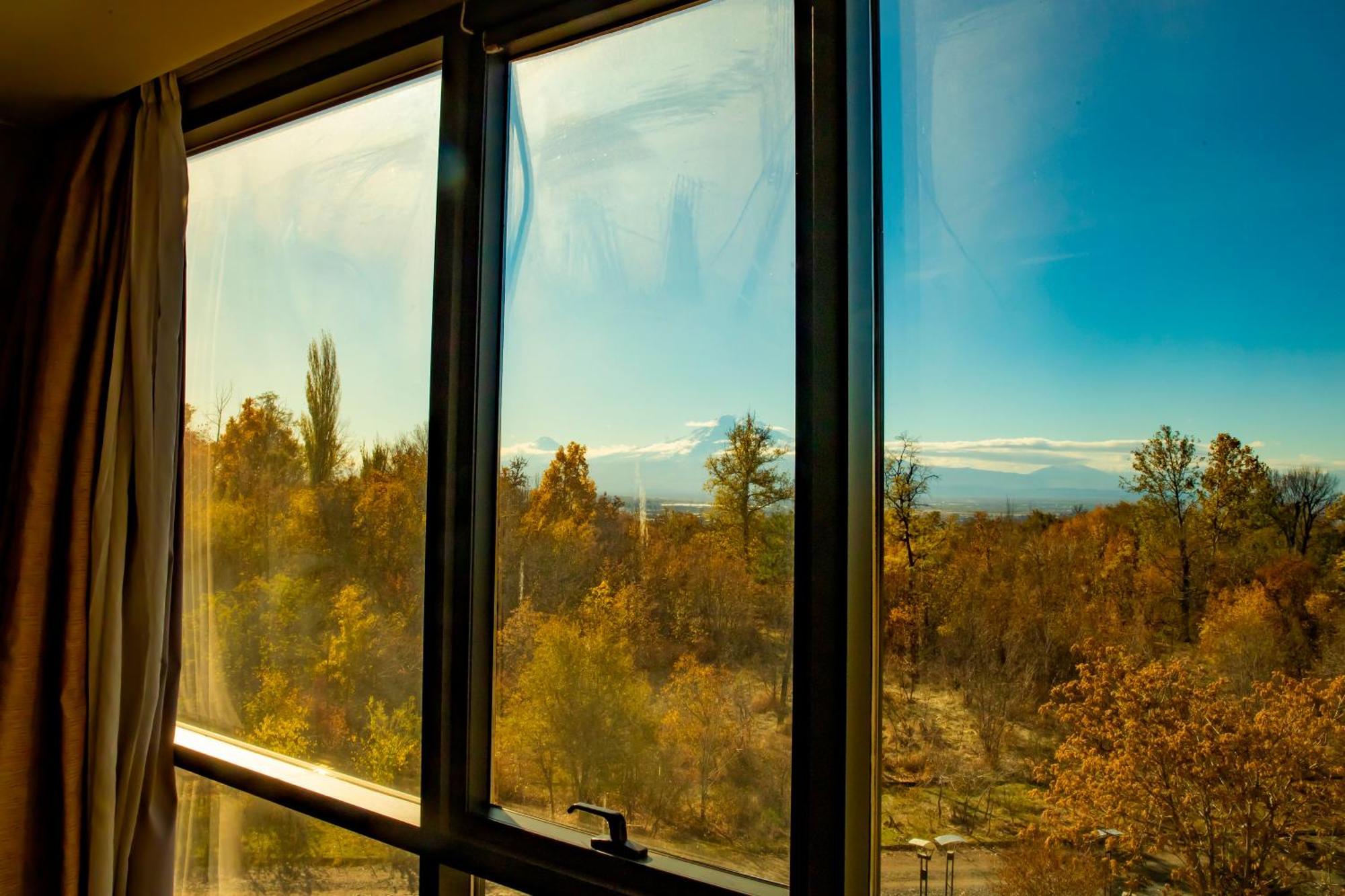 Radisson Blu Hotel Jerevan Exteriör bild View from the window of a room at the Inn at the Opera