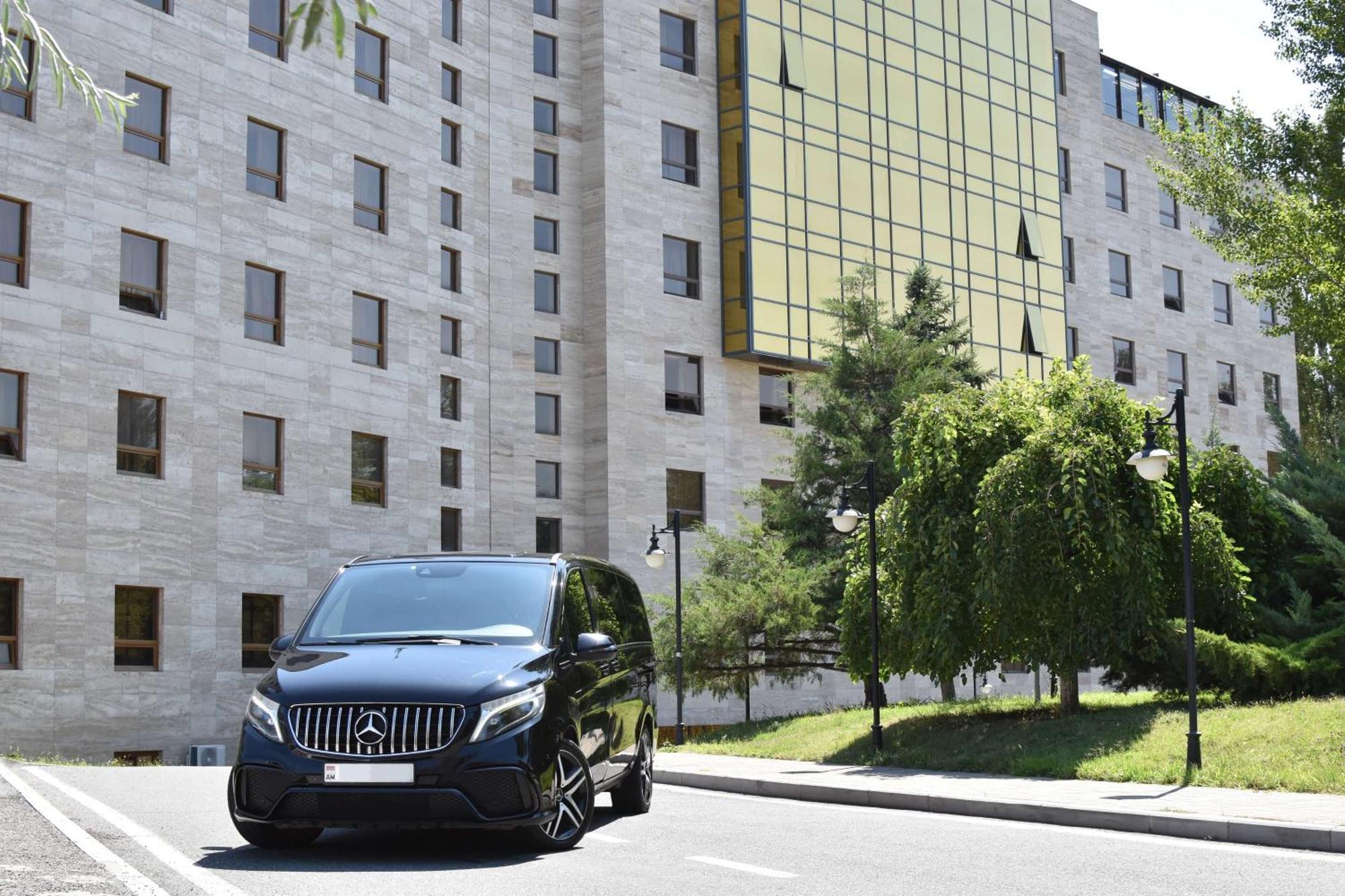 Radisson Blu Hotel Jerevan Exteriör bild Mercedes-Benz V-Class