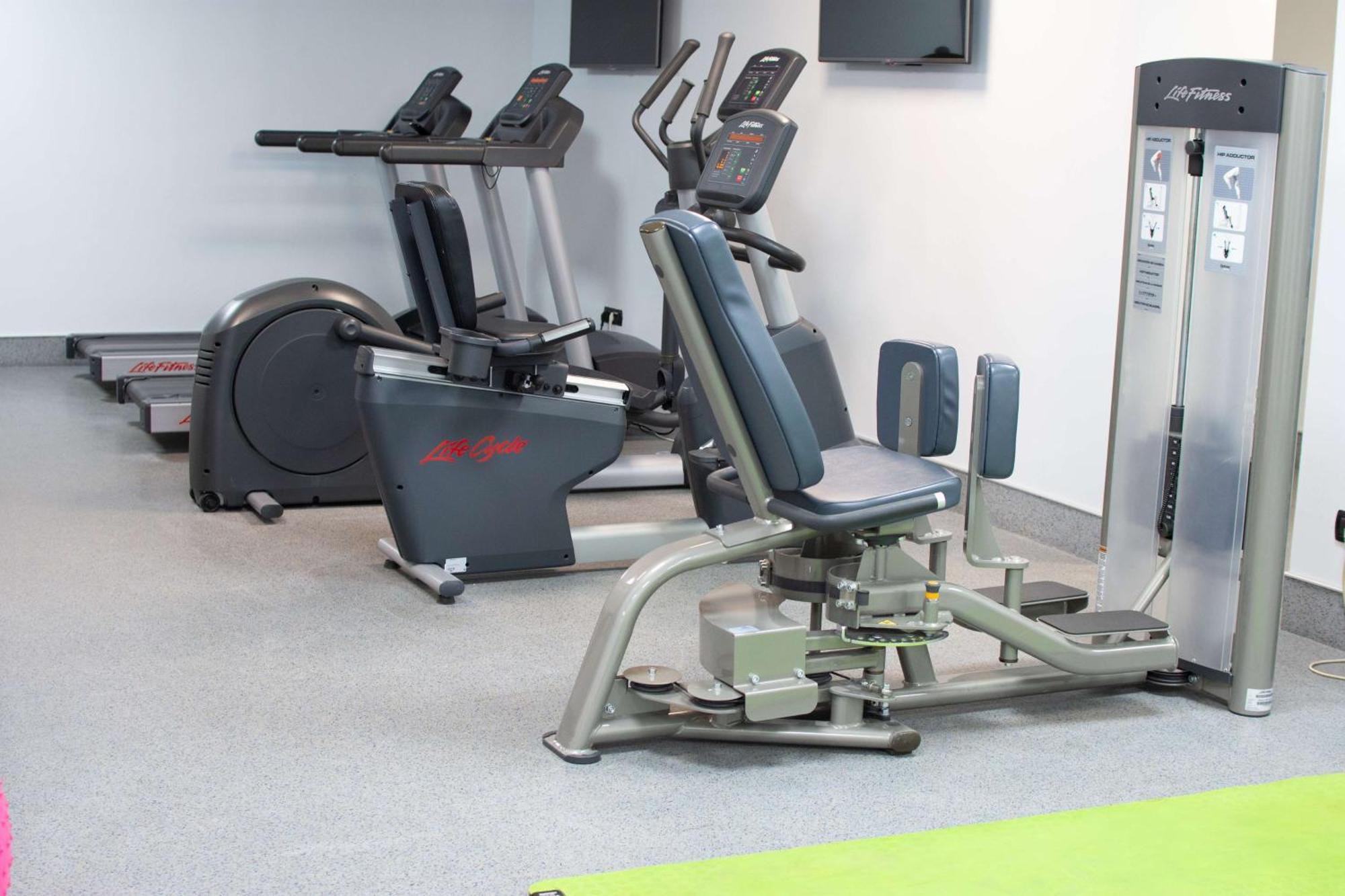 Radisson Blu Hotel Jerevan Exteriör bild Elliptical trainer