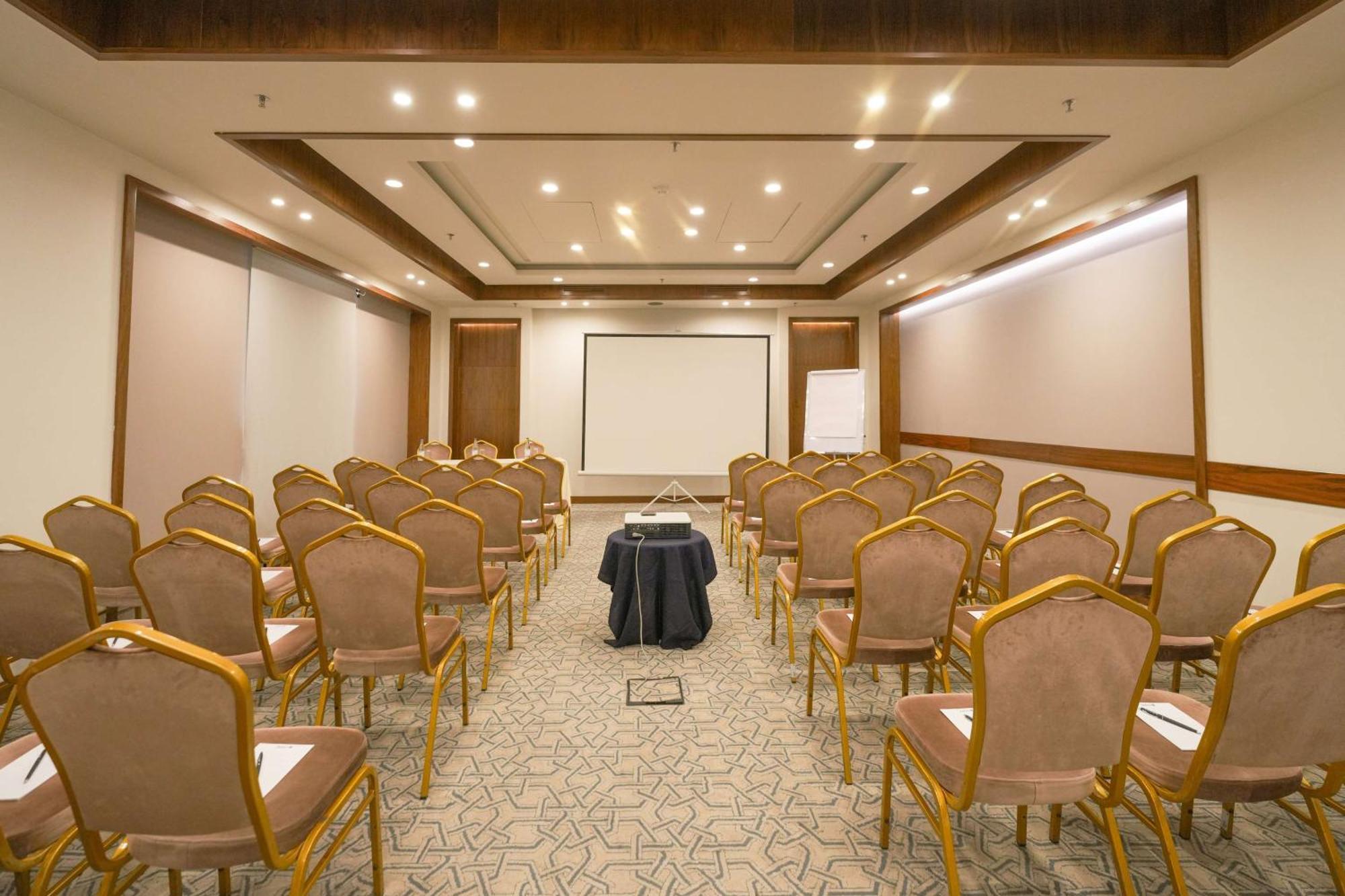Radisson Blu Hotel Jerevan Exteriör bild Meeting room