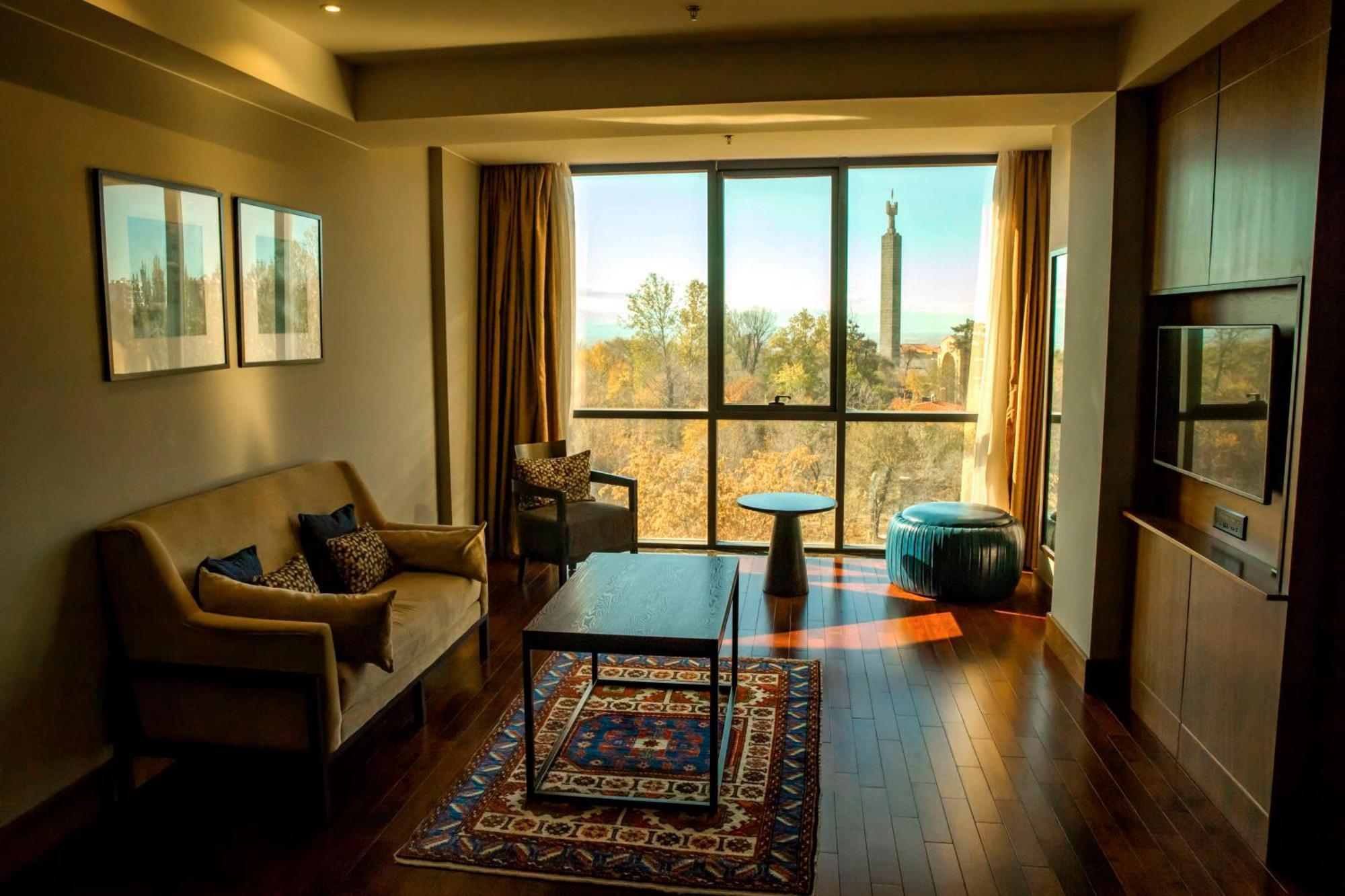 Radisson Blu Hotel Jerevan Exteriör bild A living room in a suite at the Hilton Johannesburg