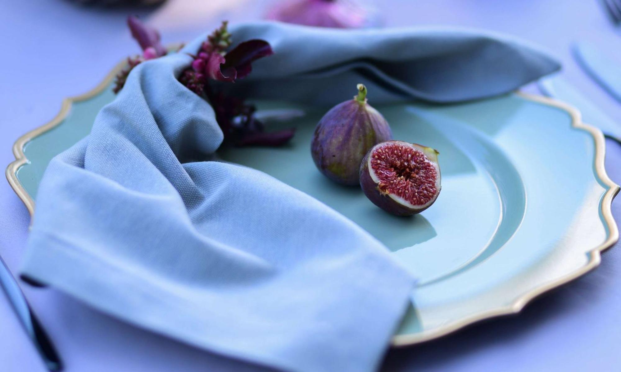 Radisson Blu Hotel Jerevan Exteriör bild A blue napkin
